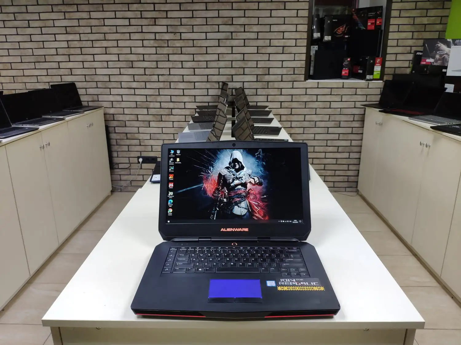 IMG_20220206_125932.jpg Dell Alienware 15 R2