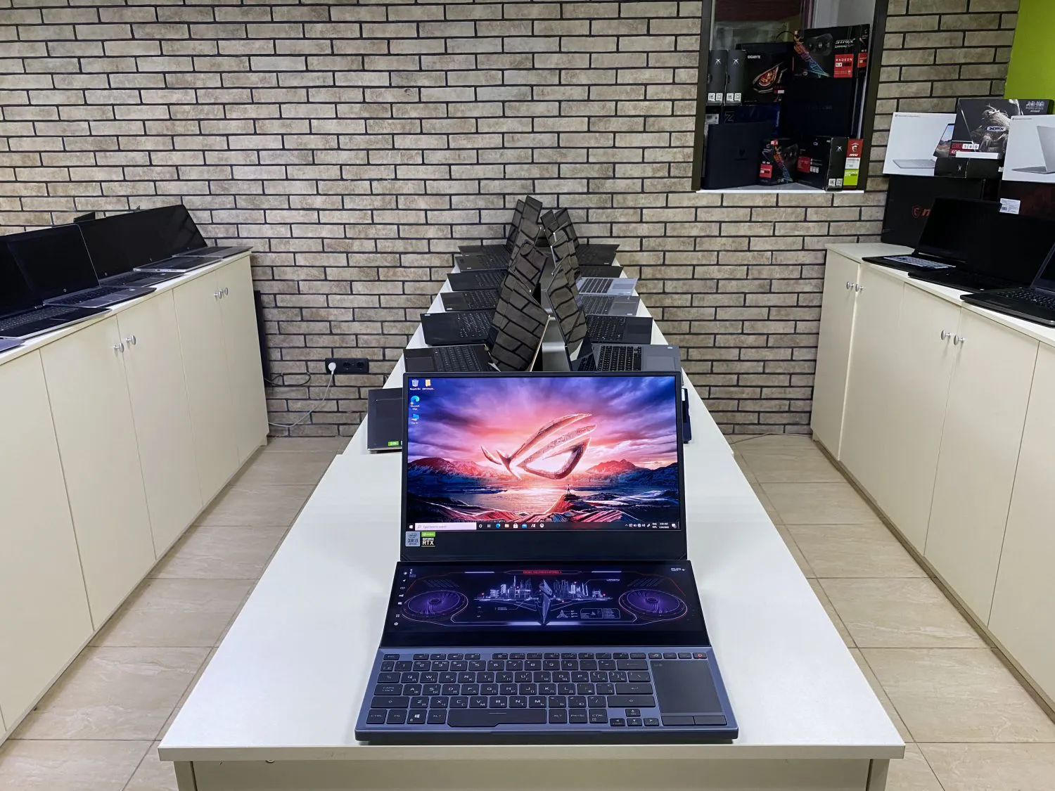 Asus Rog Zephyrus Duo 15 GX550 Asus Rog Zephyrus Duo 15 GX550