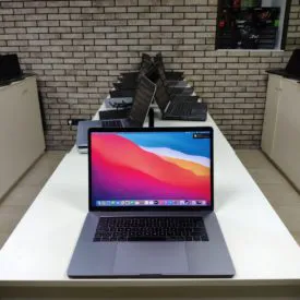 Яблучний MacBook Pro 2018